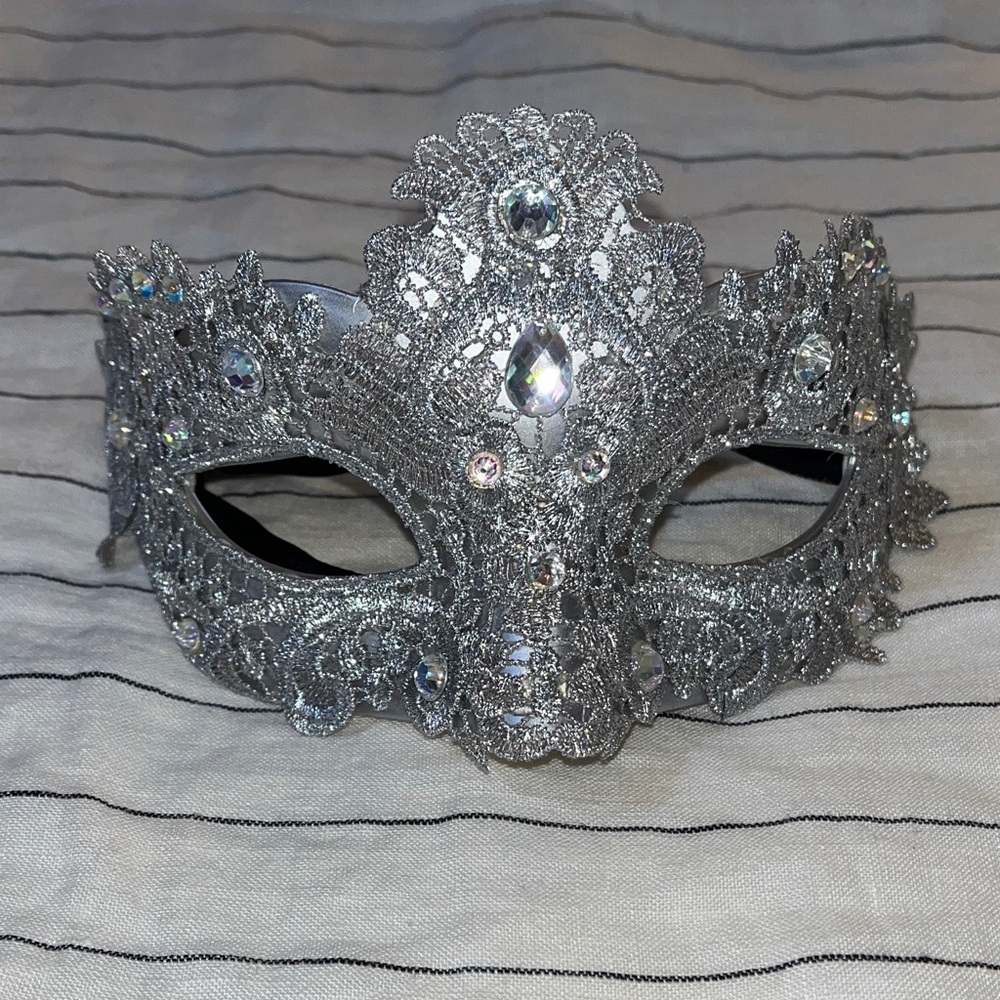 Elegant Silver Masquerade Mask